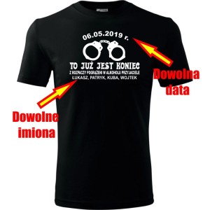 czarna Atrakcyjna męska koszulka - To już jest koniec + dowolne imiona + data - t-shirt na kawalerski pamiątka. Dostępne wszystkie rozmiary S, M, L, XL, XXL, XXXL, XXXXL. Zapraszamy do zakupu
