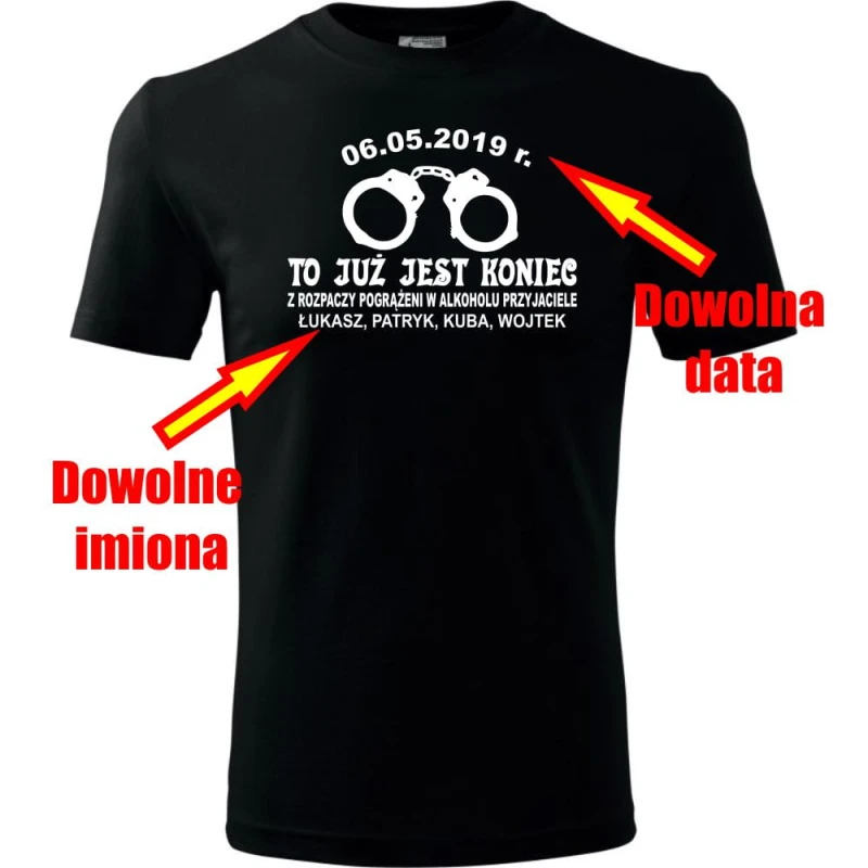 czarna Atrakcyjna męska koszulka - To już jest koniec + dowolne imiona + data - t-shirt na kawalerski pamiątka. Dostępne wszystkie rozmiary S, M, L, XL, XXL, XXXL, XXXXL. Zapraszamy do zakupu