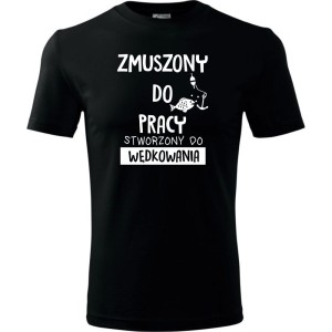 Czarna Męska koszulka dla Wędkarza - Zmuszony do pracy, stworzony do wędkowania - t-shirt. Dostępne wszystkie rozmiary S, M, L, XL, XXL, XXXL, XXXXL. Zapraszamy do zakupu.