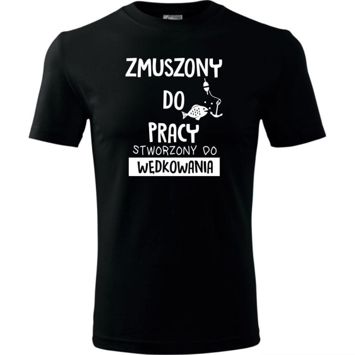 Czarna Męska koszulka dla Wędkarza - Zmuszony do pracy, stworzony do wędkowania - t-shirt. Dostępne wszystkie rozmiary S, M, L, XL, XXL, XXXL, XXXXL. Zapraszamy do zakupu.