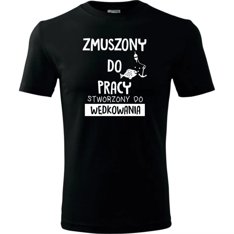 Czarna Męska koszulka dla Wędkarza - Zmuszony do pracy, stworzony do wędkowania - t-shirt. Dostępne wszystkie rozmiary S, M, L, XL, XXL, XXXL, XXXXL. Zapraszamy do zakupu.