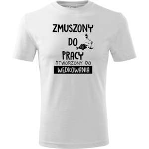 Biała Męska koszulka dla Wędkarza - Zmuszony do pracy, stworzony do wędkowania - t-shirt. Dostępne wszystkie rozmiary S, M, L, XL, XXL, XXXL, XXXXL. Zapraszamy do zakupu.