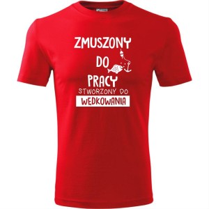 Czerwona Męska koszulka dla Wędkarza - Zmuszony do pracy, stworzony do wędkowania - t-shirt. Dostępne wszystkie rozmiary S, M, L, XL, XXL, XXXL, XXXXL. Zapraszamy do zakupu.