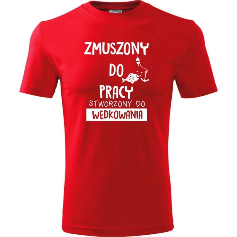Czerwona Męska koszulka dla Wędkarza - Zmuszony do pracy, stworzony do wędkowania - t-shirt. Dostępne wszystkie rozmiary S, M, L, XL, XXL, XXXL, XXXXL. Zapraszamy do zakupu.