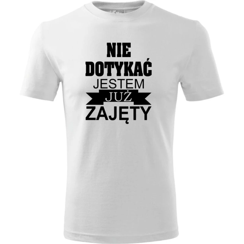 Biała Męska koszulka - Nie dotykać jestem już zajęty. Prezent dla niego na urodziny, dzień chłopaka, święta i inne okazje. Dostępne wszystkie rozmiary S, M, L, XL, XXL, XXXL, XXXXL. Zapraszamy do zakupu.