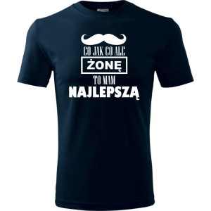 Granatowy Męska koszulka - Co jak co żonę mam najlepszą. Dostępne wszystkie rozmiary S, M, L, XL, XXL, XXXL, XXXXL. Zapraszamy do zakupu.