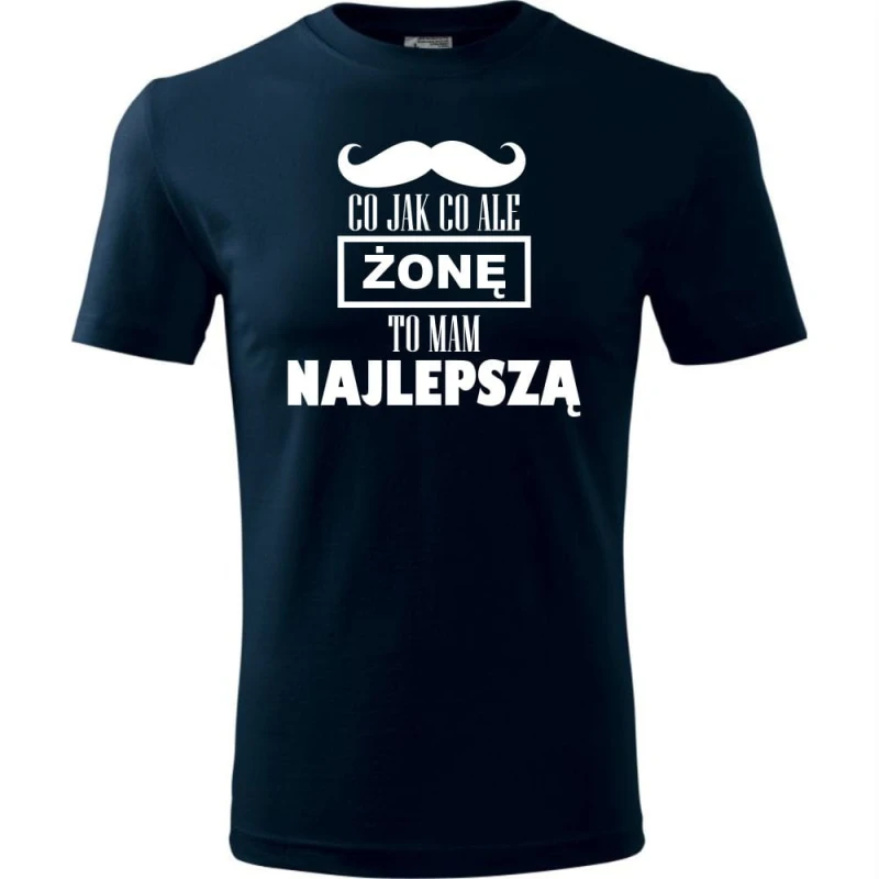 Granatowy Męska koszulka - Co jak co żonę mam najlepszą. Dostępne wszystkie rozmiary S, M, L, XL, XXL, XXXL, XXXXL. Zapraszamy do zakupu.