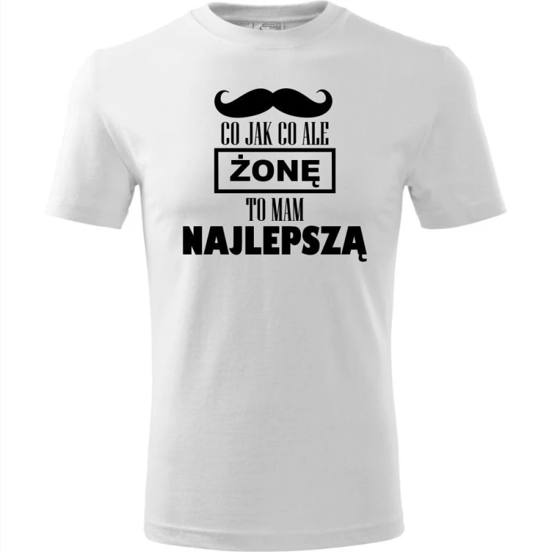 Biały Męska koszulka - Co jak co żonę mam najlepszą. Dostępne wszystkie rozmiary S, M, L, XL, XXL, XXXL, XXXXL. Zapraszamy do zakupu.