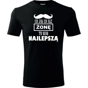 Czarny Męska koszulka - Co jak co żonę mam najlepszą. Dostępne wszystkie rozmiary S, M, L, XL, XXL, XXXL, XXXXL. Zapraszamy do zakupu.