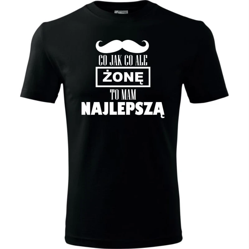 Czarny Męska koszulka - Co jak co żonę mam najlepszą. Dostępne wszystkie rozmiary S, M, L, XL, XXL, XXXL, XXXXL. Zapraszamy do zakupu.