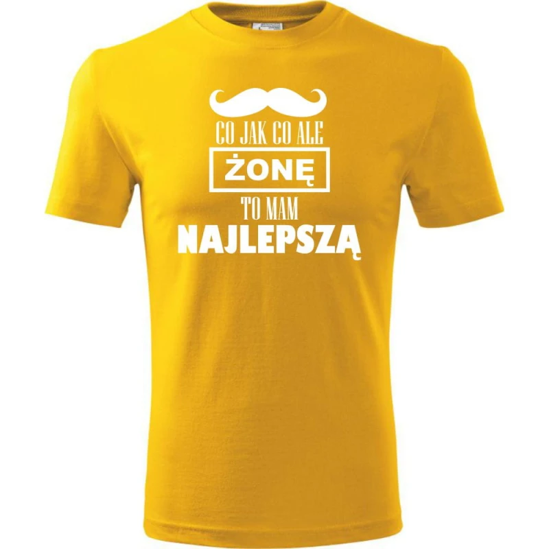 Żółty Męska koszulka - Co jak co żonę mam najlepszą. Dostępne wszystkie rozmiary S, M, L, XL, XXL, XXXL, XXXXL. Zapraszamy do zakupu.