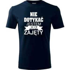 Granatowa Męska koszulka - Nie dotykać jestem już zajęty. Prezent dla niego na urodziny, dzień chłopaka, święta i inne okazje. Dostępne wszystkie rozmiary S, M, L, XL, XXL, XXXL, XXXXL. Zapraszamy do zakupu.