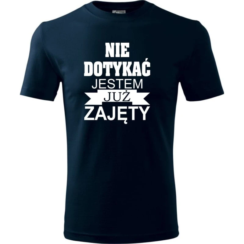Granatowa Męska koszulka - Nie dotykać jestem już zajęty. Prezent dla niego na urodziny, dzień chłopaka, święta i inne okazje. Dostępne wszystkie rozmiary S, M, L, XL, XXL, XXXL, XXXXL. Zapraszamy do zakupu.