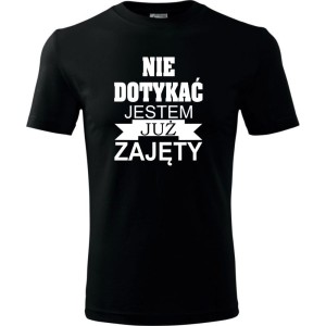 Czarna Męska koszulka - Nie dotykać jestem już zajęty. Prezent dla niego na urodziny, dzień chłopaka, święta i inne okazje. Dostępne wszystkie rozmiary S, M, L, XL, XXL, XXXL, XXXXL. Zapraszamy do zakupu.