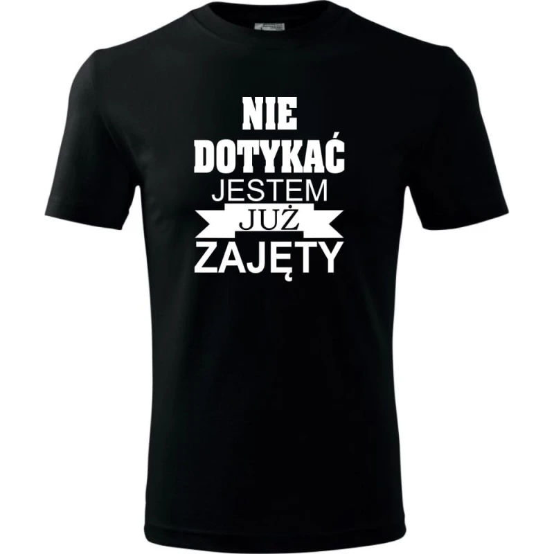 Czarna Męska koszulka - Nie dotykać jestem już zajęty. Prezent dla niego na urodziny, dzień chłopaka, święta i inne okazje. Dostępne wszystkie rozmiary S, M, L, XL, XXL, XXXL, XXXXL. Zapraszamy do zakupu.