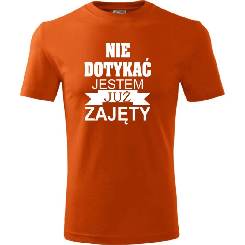 Pomarańczowa Męska koszulka - Nie dotykać jestem już zajęty. Prezent dla niego na urodziny, dzień chłopaka, święta i inne okazje. Dostępne wszystkie rozmiary S, M, L, XL, XXL, XXXL, XXXXL. Zapraszamy do zakupu.
