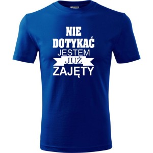 Niebieska Męska koszulka - Nie dotykać jestem już zajęty. Prezent dla niego na urodziny, dzień chłopaka, święta i inne okazje. Dostępne wszystkie rozmiary S, M, L, XL, XXL, XXXL, XXXXL. Zapraszamy do zakupu.