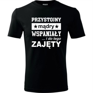 Czarna Męska koszulka - Przystojny, mądry, wspaniały - prezent dla chłopaka. Dostępne wszystkie rozmiary S, M, L, XL, XXL, XXXL, XXXXL. Zapraszamy do zakupu.