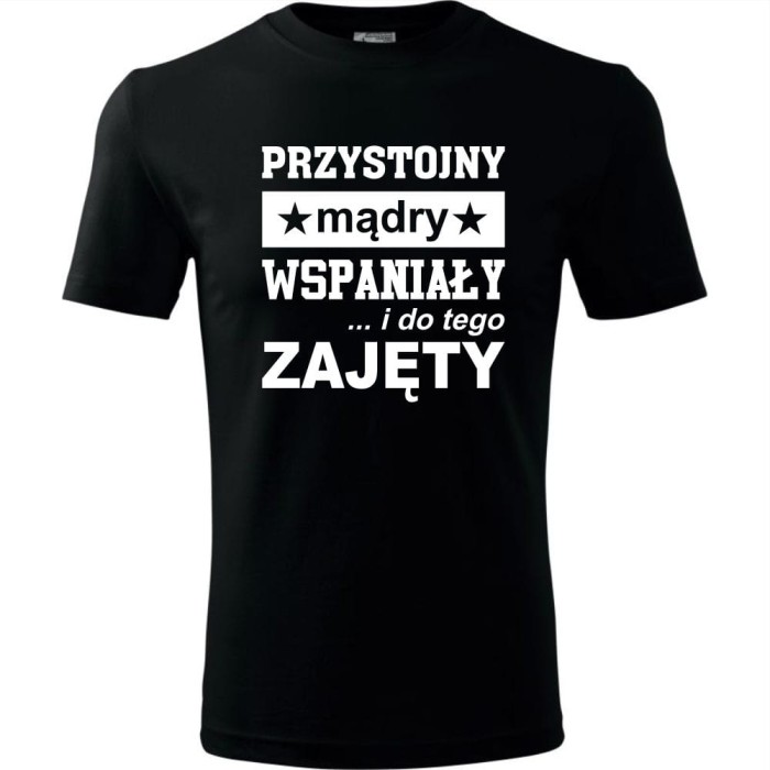 Czarna Męska koszulka - Przystojny, mądry, wspaniały - prezent dla chłopaka. Dostępne wszystkie rozmiary S, M, L, XL, XXL, XXXL, XXXXL. Zapraszamy do zakupu.