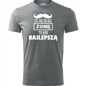 Szary Męska koszulka - Co jak co żonę mam najlepszą. Dostępne wszystkie rozmiary S, M, L, XL, XXL, XXXL, XXXXL. Zapraszamy do zakupu.