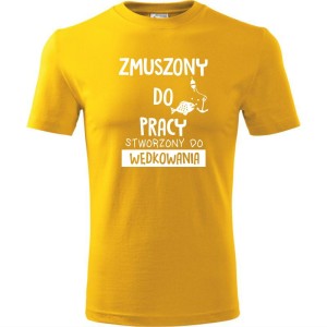 Żółta Męska koszulka dla Wędkarza - Zmuszony do pracy, stworzony do wędkowania - t-shirt. Dostępne wszystkie rozmiary S, M, L, XL, XXL, XXXL, XXXXL. Zapraszamy do zakupu.