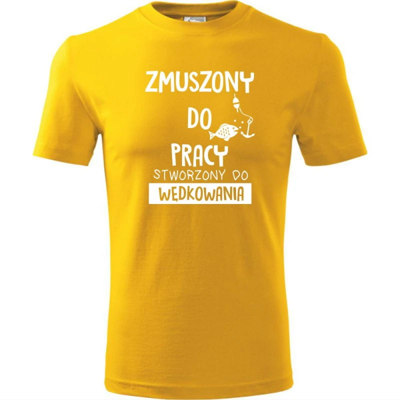 Żółta Męska koszulka dla Wędkarza - Zmuszony do pracy, stworzony do wędkowania - t-shirt. Dostępne wszystkie rozmiary S, M, L, XL, XXL, XXXL, XXXXL. Zapraszamy do zakupu.