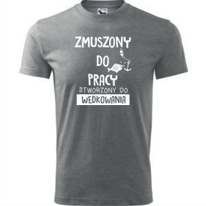 Szara Męska koszulka dla Wędkarza - Zmuszony do pracy, stworzony do wędkowania - t-shirt. Dostępne wszystkie rozmiary S, M, L, XL, XXL, XXXL, XXXXL. Zapraszamy do zakupu.