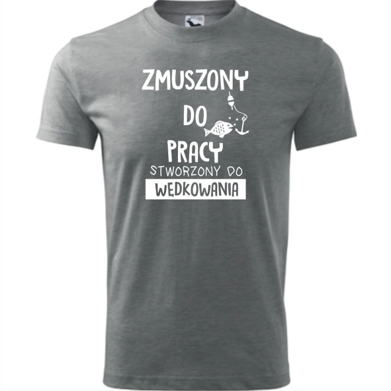 Szara Męska koszulka dla Wędkarza - Zmuszony do pracy, stworzony do wędkowania - t-shirt. Dostępne wszystkie rozmiary S, M, L, XL, XXL, XXXL, XXXXL. Zapraszamy do zakupu.