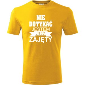 Żółta Męska koszulka - Nie dotykać jestem już zajęty. Prezent dla niego na urodziny, dzień chłopaka, święta i inne okazje. Dostępne wszystkie rozmiary S, M, L, XL, XXL, XXXL, XXXXL. Zapraszamy do zakupu.