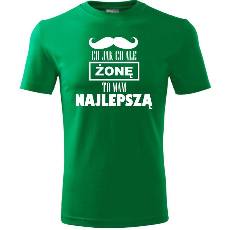 Zielony Męska koszulka - Co jak co żonę mam najlepszą. Dostępne wszystkie rozmiary S, M, L, XL, XXL, XXXL, XXXXL. Zapraszamy do zakupu.