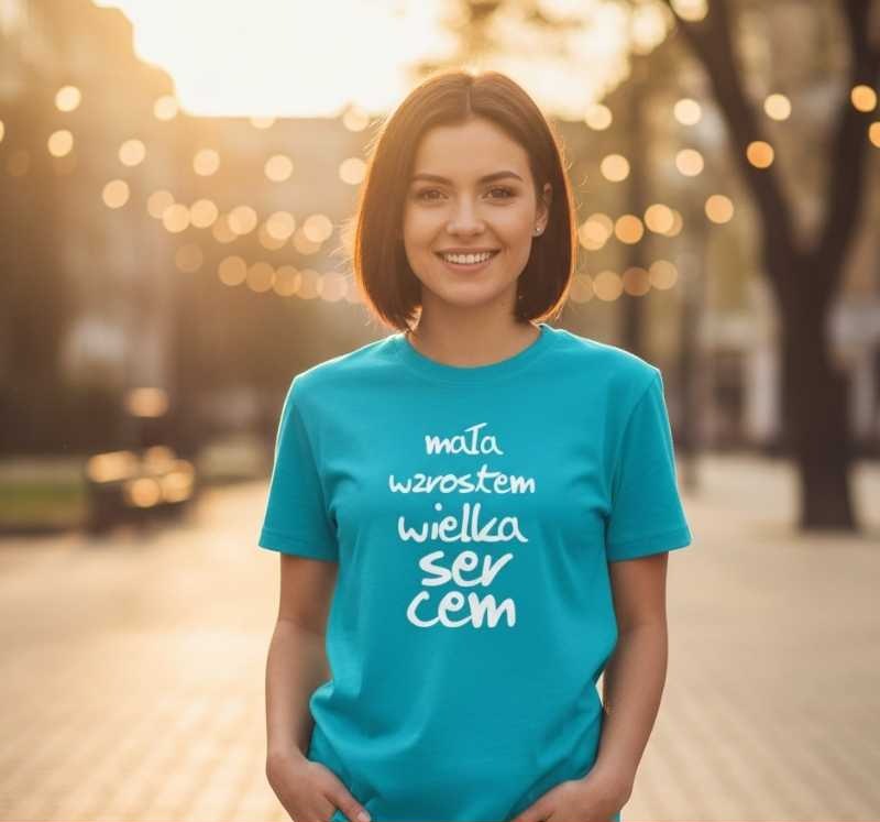 Mała Wzrostem, Wielka Sercem - Koszulka Damska - Prezent dla Niej