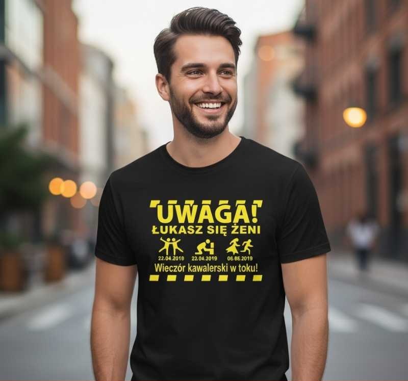 Uwaga, Imię Się Żeni + Daty - Śmieszna Koszulka Męska z Napisem