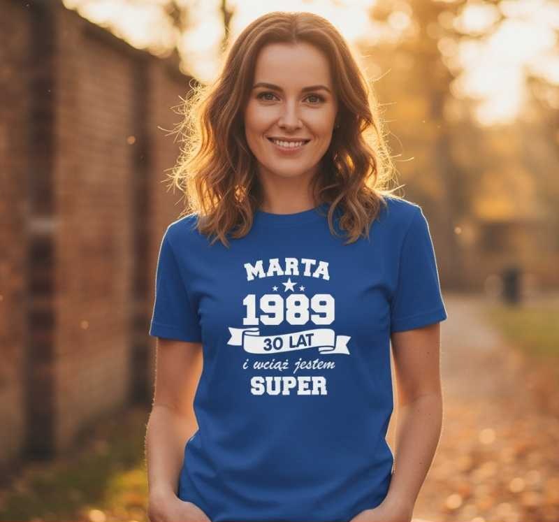 Wciąż Jestem Super + Imię, Rok i Wiek - Koszulka Damska z Napisem