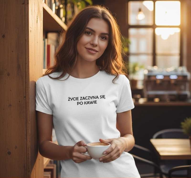 Życie Zaczyna Się Po Kawie - Śmieszna Koszulka Damska z Napisem