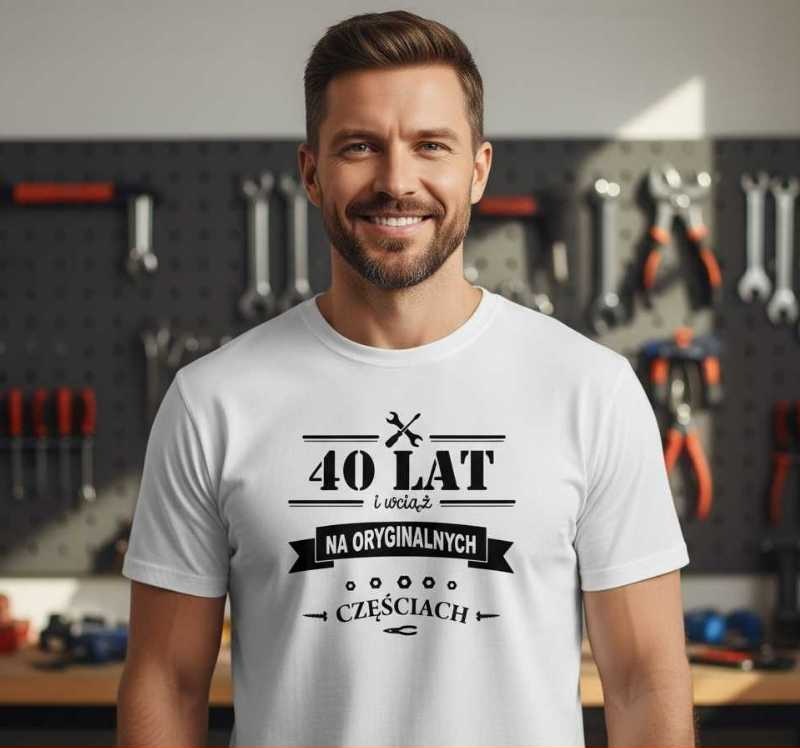 męska koszulka - 40 lat i wciąż na oryginalnych częściach prezent na urodziny. Dostępne wszystkie rozmiary S, M, L, XL, XXL, XXXL, XXXXL. Zapraszamy do zakupu.